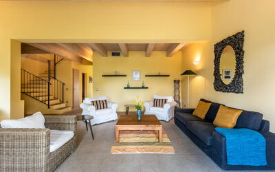 Villa Limone: Möbel, Interior Design, Flooring, Fussboden, Couch, Wand, Zimmer, Holz, Decke, Wohnzimmer