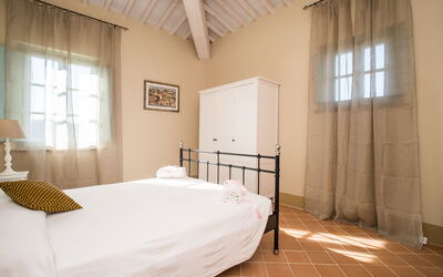 Appartamento Cipresso: Bett, Interior Design, Möbel, Schlafzimmer, Fussboden, Flooring, Decke, Bettrahmen, Bedding, Zimmer