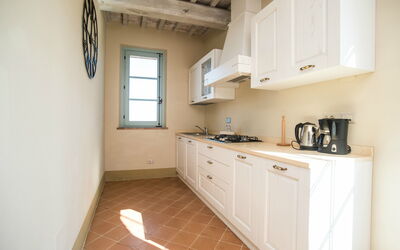 Appartamento Pino: Flooring, Interior Design, Holz, Fussboden, Countertop, Küche, Cabinetry, Decke, Möbel, Zimmer