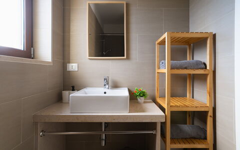 Apulia Retreat: Wand, Armatur, Bad Sink, Flooring, Sinken, Holz, Interior Design, Fussboden, Zapfhahn, Badezimmer