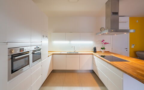Apulia Retreat: Küche, Countertop, Küchengerät, Interior Design, Flooring, Holz, Cabinetry, Decke, Major Appliance, Fussboden
