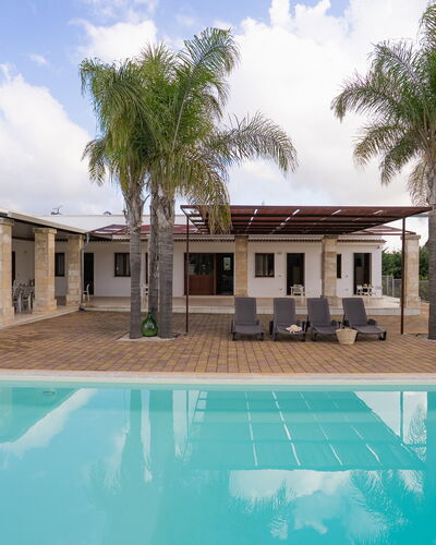 Apulia Retreat: Schwimmbad, Resort, Schatten, Estate, Hazienda, Eco Hotel, Villa, Landscaping, Hof