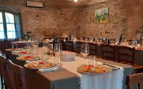 Podere Peteglia: Möbel, Tabelle, Stuhl, Küche & Esszimmer Tisch, Tischdecke, Restaurant, Interior Design, Geschirr, Esszimmer, Decke