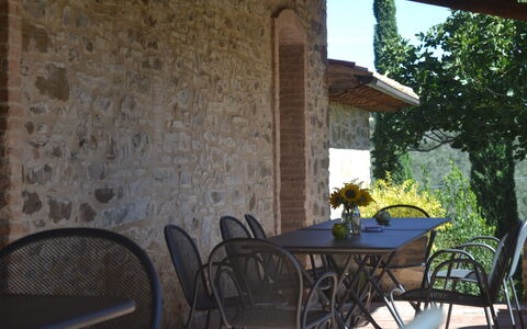 Podere Peteglia: Möbel, Tabelle, Tisch Im Freien, Stuhl, Gartenmöbel, Küche & Esszimmer Tisch, Schatten, Tischdecke, Balkon, Zimmerpflanze