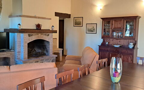 Podere Peteglia: Möbel, Interior Design, Flooring, Zimmer, Tabelle, Stuhl, Fussboden, Decke, Wohnzimmer, Küche & Esszimmer Tisch