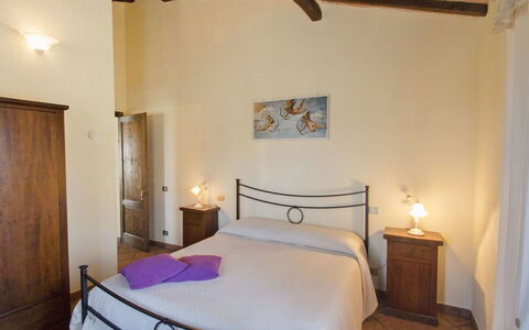 Podere Peteglia: Möbel, Flooring, Fussboden, Interior Design, Zuhause, Decke, Zimmer, Bettrahmen, Bett, Schlafzimmer