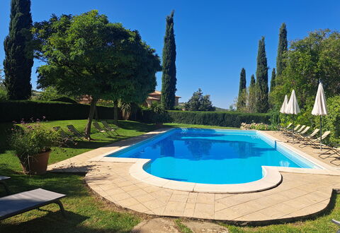 Podere Peteglia: Schwimmbad, Blau, Resort, Garten, Estate, Eco Hotel, Landscaping, Schatten, Hazienda, Thermae