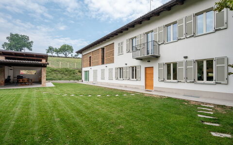 Cuadrat: Wohngebiet, Zuhause, Grundstueck, Rasen, Estate, Garten, Garten, Hof, Bauernhaus, Kunstrasen