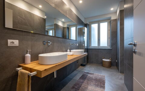 Cuadrat: Badezimmer, Armatur, Flooring, Sinken, Interior Design, Bad Sink, Spiegel, Fussboden, Zapfhahn, Countertop