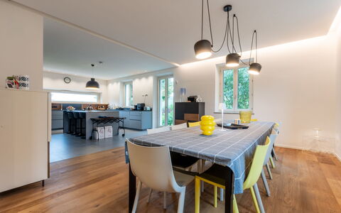 Cuadrat: Möbel, Interior Design, Flooring, Light Fixture, Holz, Küche & Esszimmer Tisch, Decke, Stuhl, Esszimmer, Tabelle