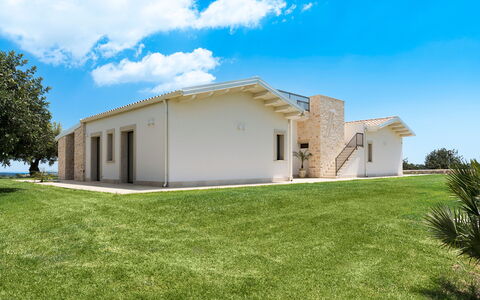 Villa Netina: Himmel, Gras, Zuhause, Die Architektur, Fassade, Haus, Wohngebiet, Grundstueck, Estate, Dach