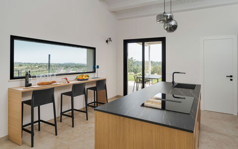 Villa Netina: Küche, Möbel, Countertop, Interior Design, Flooring, Küche & Esszimmer Tisch, Tabelle, Küchengerät, Fussboden, Stuhl