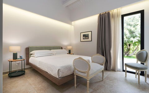 Villa Netina: Interior Design, Bett, Schlafzimmer, Möbel, Flooring, Fussboden, Decke, Bedding, Bettdecke, Beleuchtung