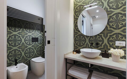 Villa Netina: Badezimmer, Interior Design, Armatur, Wand, Flooring, Bad Sink, Fussboden, Toilette, Toilleten Sitz, Sinken