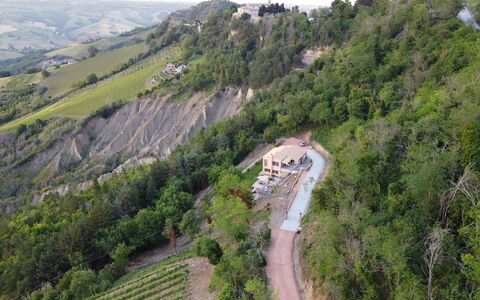 La Casa nel Bosco: Hügel, Hochland, Landschaft, Bergstation, Terrain, Ländliches Gebiet, Steigung, Chaparral, Geologisches Phänomen, Senke