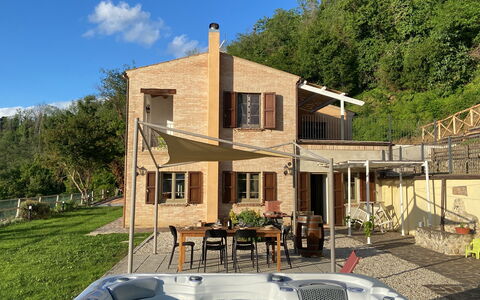 La Casa nel Bosco: Haus, Zuhause, Dach, Hütte, Schatten, Veranda, Estate, Stuhl, Balkon, Garten