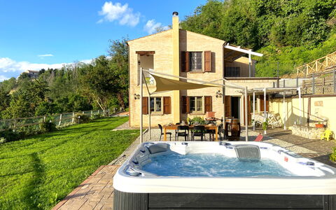 La Casa nel Bosco: Schwimmbad, Resort, Eco Hotel, Blumentopf, Gartenmöbel, Regenschirm, Zimmerpflanze, Hotel, Stuhl, Garten