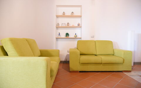 La Casa nel Bosco: Möbel, Couch, Flooring, Fussboden, Gelb, Interior Design, Wohnzimmer, Zimmer, Zuhause