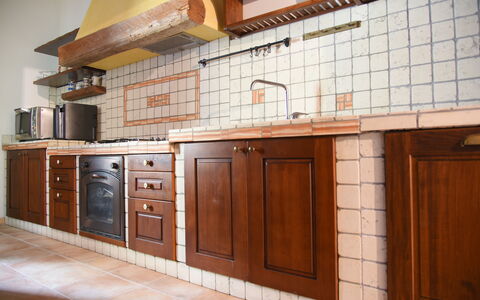 La Casa nel Bosco: Flooring, Holz, Küche, Cabinetry, Countertop, Fussboden, Interior Design, Braun, Holzbeize, Spüle