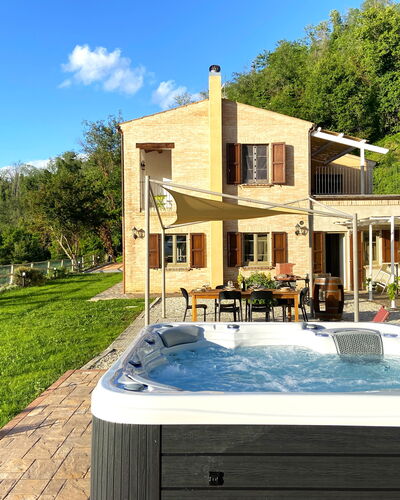 La Casa nel Bosco: Schwimmbad, Resort, Eco Hotel, Blumentopf, Gartenmöbel, Regenschirm, Zimmerpflanze, Hotel, Stuhl, Garten