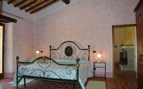 Agriturismo Bellavista, Private Pool, Val D'Orcia: Flooring, Fussboden, Möbel, Schlafzimmer, Bettrahmen, Bett, Lampe, Light Fixture, Bedding, Zimmerpflanze