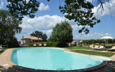 Agriturismo Bellavista, Private Pool, Val D'Orcia: Schwimmbad, Gartenmöbel, Estate, Resort, Hazienda, Eco Hotel, Garten, Bauernhaus, Schatten, Villa