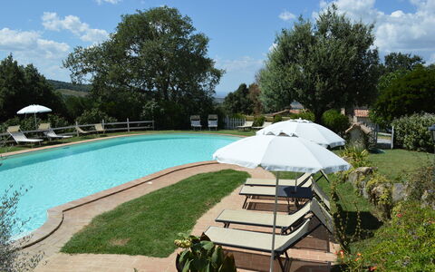 Agriturismo Bellavista, Private Pool, Val D'Orcia: Schwimmbad, Gartenmöbel, Resort, Garten, Hazienda, Landscaping, Estate, Rasen, Garten, Schatten