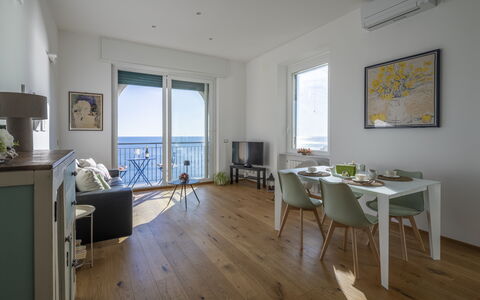 La Casa di Martina, Amazing Seaview: Möbel, Flooring, Fussboden, Holz, Interior Design, Tabelle, Stuhl, Küche & Esszimmer Tisch, Meer, Holzboden
