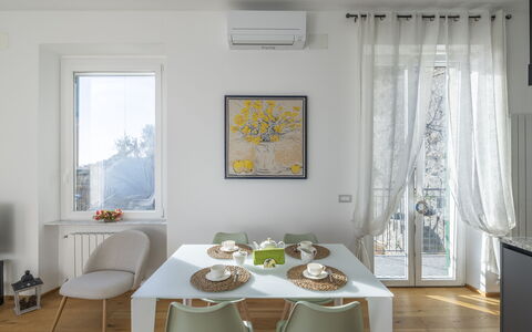 La Casa di Martina, Amazing Seaview: Möbel, Interior Design, Flooring, Tabelle, Esszimmer, Stuhl, Fussboden, Holz, Küche & Esszimmer Tisch, Zimmer
