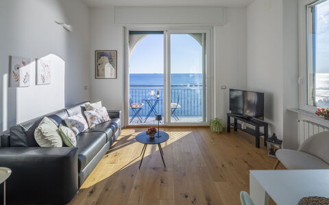 La Casa di Martina, Amazing Seaview: Meer, Fussboden, Flooring, Ozean, Holzboden, Balkon, Küste, Hartholz, Holzbeize, Stuhl
