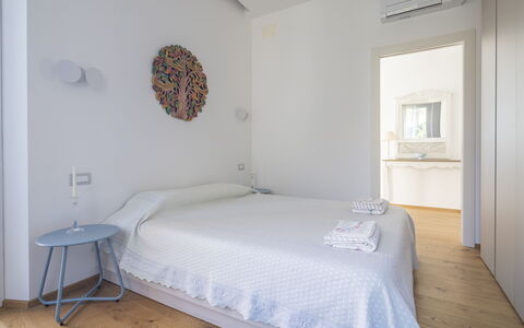 La Casa di Martina, Amazing Seaview: Interior Design, Wand, Schlafzimmer, Fussboden, Bett, Holz, Flooring, Möbel, Decke, Bettdecke