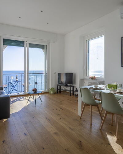 La Casa di Martina, Amazing Seaview: Möbel, Flooring, Fussboden, Holz, Interior Design, Tabelle, Stuhl, Küche & Esszimmer Tisch, Meer, Holzboden