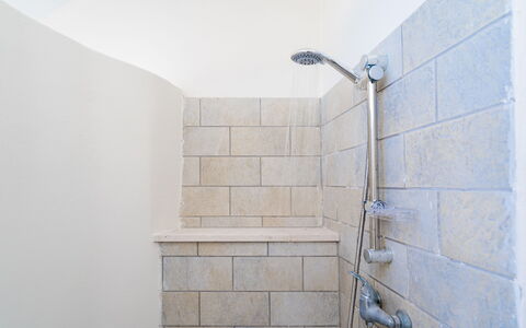 Il Respiro del Mare: Wand, Flooring, Fussboden, Armatur, Verbundwerkstoff, Fliese, Duschkopf, Badezimmer, Installation