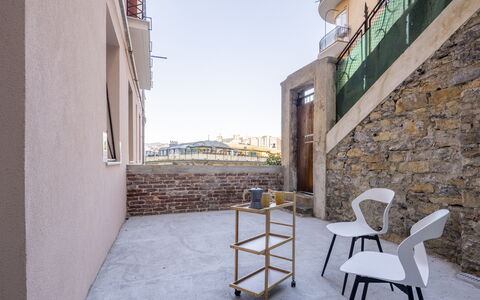 La Casa di Bruno, Terrace, in the Heart of Genova: Verbundwerkstoff, Wohnung, Stuhl, Balkon, Beton, Holzbeize, Geländer, Hartholz, Treppe, Holzboden