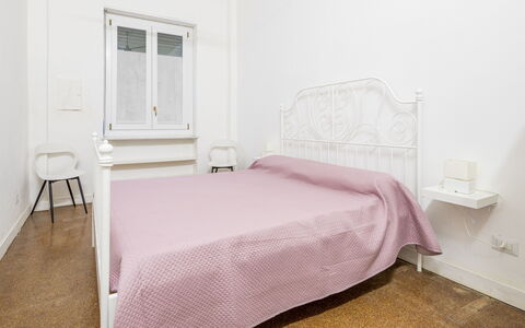 La Casa di Bruno, Terrace, in the Heart of Genova: Bett, Schlafzimmer, Bettdecke, Bedding, Interior Design, Fussboden, Linens, Flooring, Möbel, Zimmer
