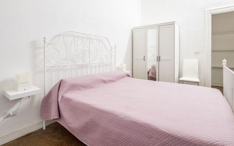 La Casa di Bruno, Terrace, in the Heart of Genova: Bett, Schlafzimmer, Bedding, Bettdecke, Möbel, Wand, Interior Design, Fussboden, Flooring, Linens