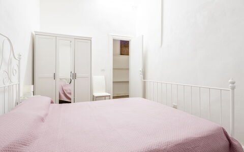 La Casa di Bruno, Terrace, in the Heart of Genova: Wand, Interior Design, Schlafzimmer, Bett, Fussboden, Möbel, Flooring, Bettdecke, Zimmer, Bedding