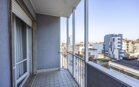 Mestrina Apartment: Daytime, Wohnung, Verbundwerkstoff, Balkon, Eigentumswohnung, Glas, Metall, Aluminium