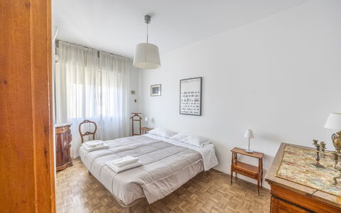 Mestrina Apartment: Bett, Fussboden, Schlafzimmer, Flooring, Interior Design, Bettdecke, Zimmer, Wohnung, Bettrahmen, Bedding