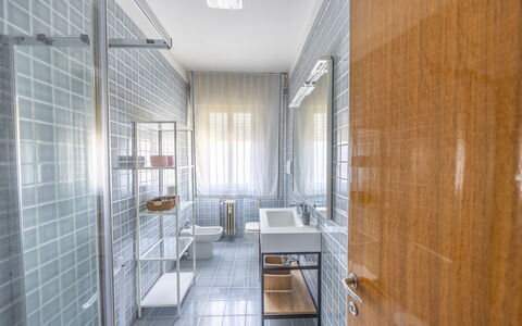 Mestrina Apartment: Flooring, Interior Design, Fussboden, Armatur, Decke, Beleuchtung, Fliese, Verbundwerkstoff, Installation, Badezimmer
