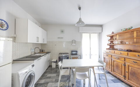 Mestrina Apartment: Flooring, Fussboden, Interior Design, Holz, Möbel, Major Appliance, Küchengerät, Decke, Küche, Zimmer