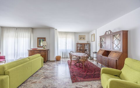 Mestrina Apartment: Flooring, Interior Design, Fussboden, Möbel, Couch, Wohnung, Zimmer, Wohnzimmer, Decke, Zuhause