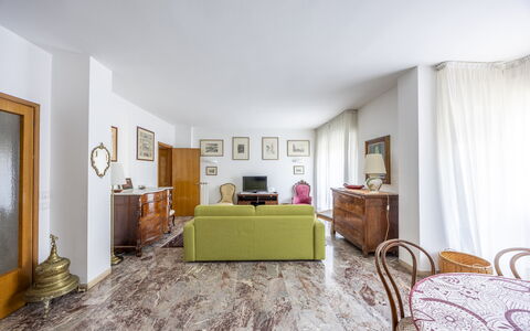 Mestrina Apartment: Flooring, Fussboden, Interior Design, Decke, Zimmer, Zuhause, Möbel, Wohnung, Wohnzimmer, Teppich
