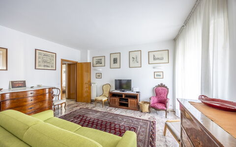 Mestrina Apartment: Interior Design, Flooring, Fussboden, Möbel, Zimmer, Decke, Couch, Wohnzimmer, Wohnung, Bilderrahmen