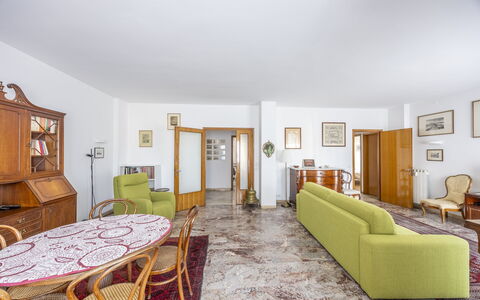 Mestrina Apartment: Interior Design, Flooring, Fussboden, Möbel, Decke, Zimmer, Couch, Beleuchtung, Wohnung, Wohnzimmer