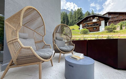 Domus Canazei: Möbel, Stuhl, Gartenmöbel, Wicker, Natürliches Material, Wohnzimmer, Design, Armlehne, Zimmerpflanze, Couch