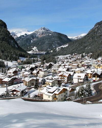 Domus Canazei: Bergforms, Berg, Hügel, Gebirge, Bergstation, Hochland, Landschaft, Senke, Winter, Dorf