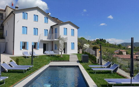 Villa Valdobbiadene Pool Spa: Blau, Zuhause, Wohngebiet, Haus, Schwimmbad, Estate, Villa, Balkon, Gartenmöbel, Sonnenliege