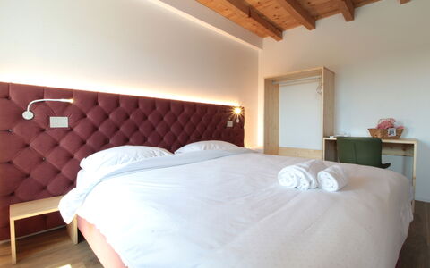 Villa Valdobbiadene Pool Spa: Wand, Interior Design, Holz, Schlafzimmer, Möbel, Bett, Fussboden, Decke, Flooring, Bettdecke