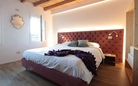 Villa Dolce Bacio, Pool and Spa, Valdobbiadene: Möbel, Bett, Interior Design, Schlafzimmer, Wand, Holz, Bedding, Bettdecke, Fussboden, Flooring